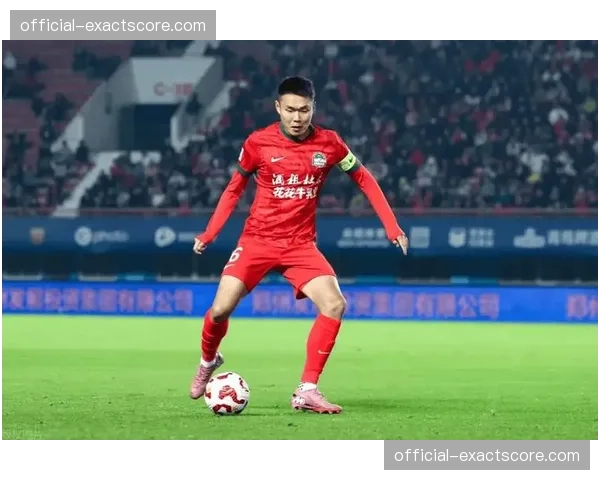 特写：河南队老将王上源打入赛季首球后，手指天空告慰去世恩师